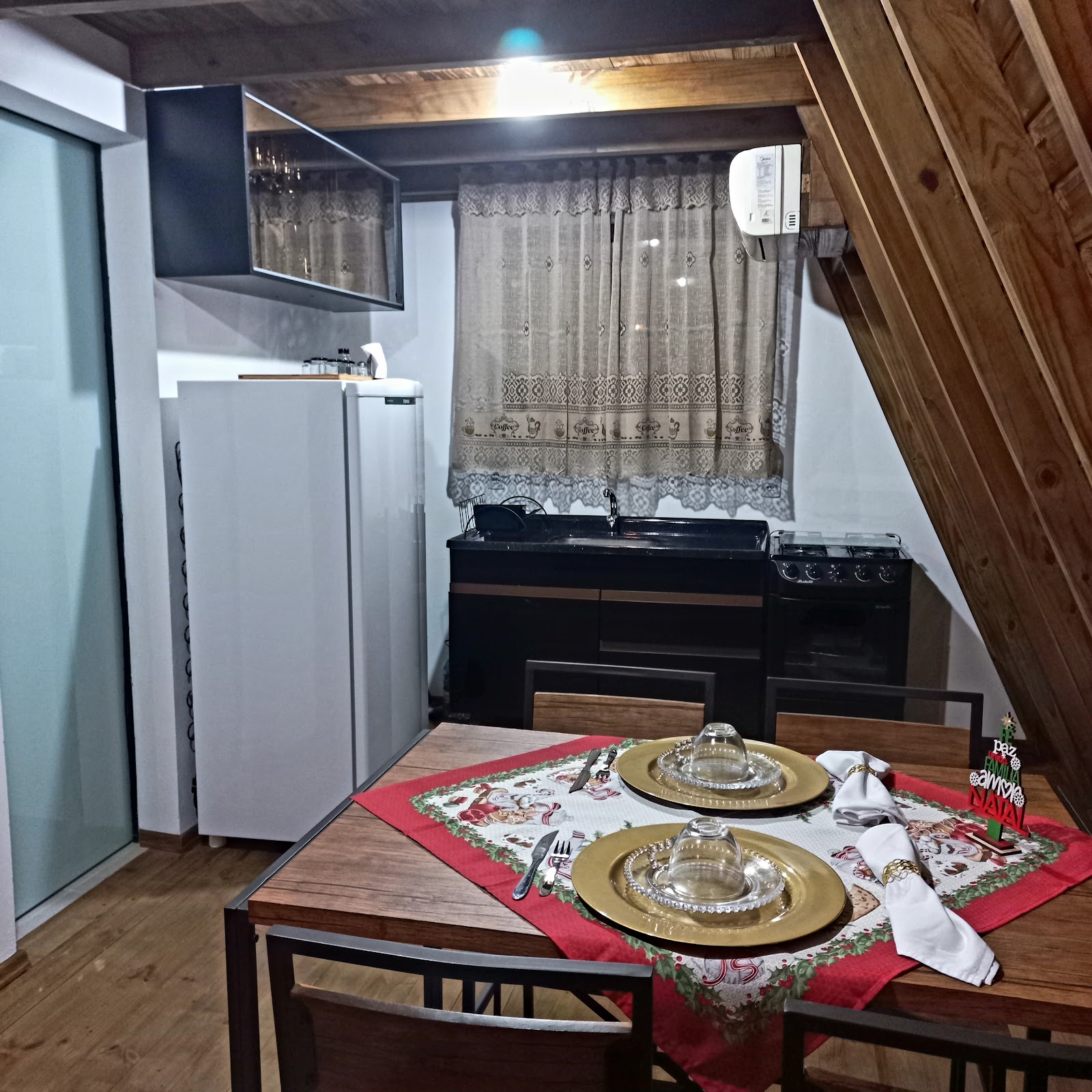 Mesa posta pra dois na cozinha da cabana